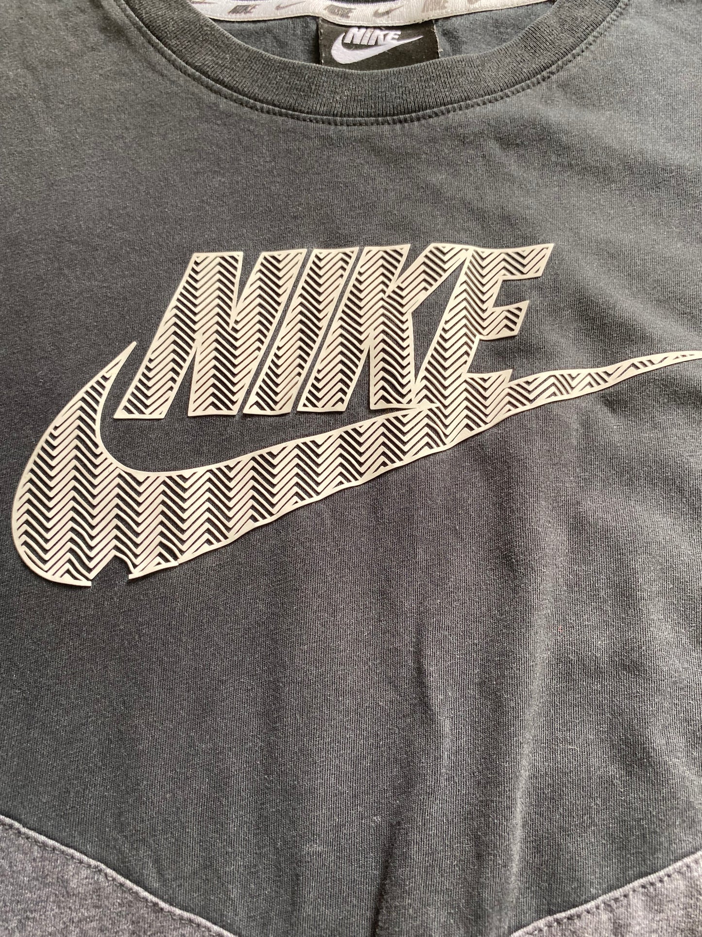 NIKE Mens Grey and Black T-shirt Small