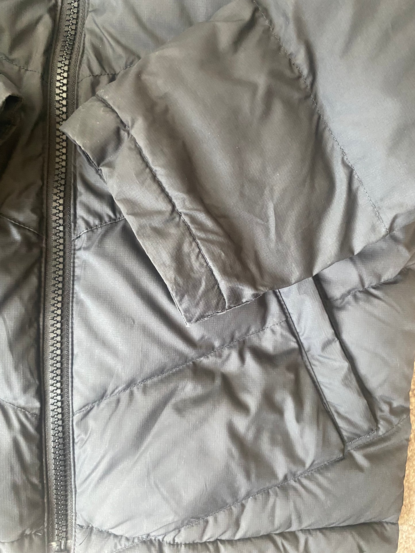 NIKE Girls Black Puffer Jacket with Pink Badge Age 8-10