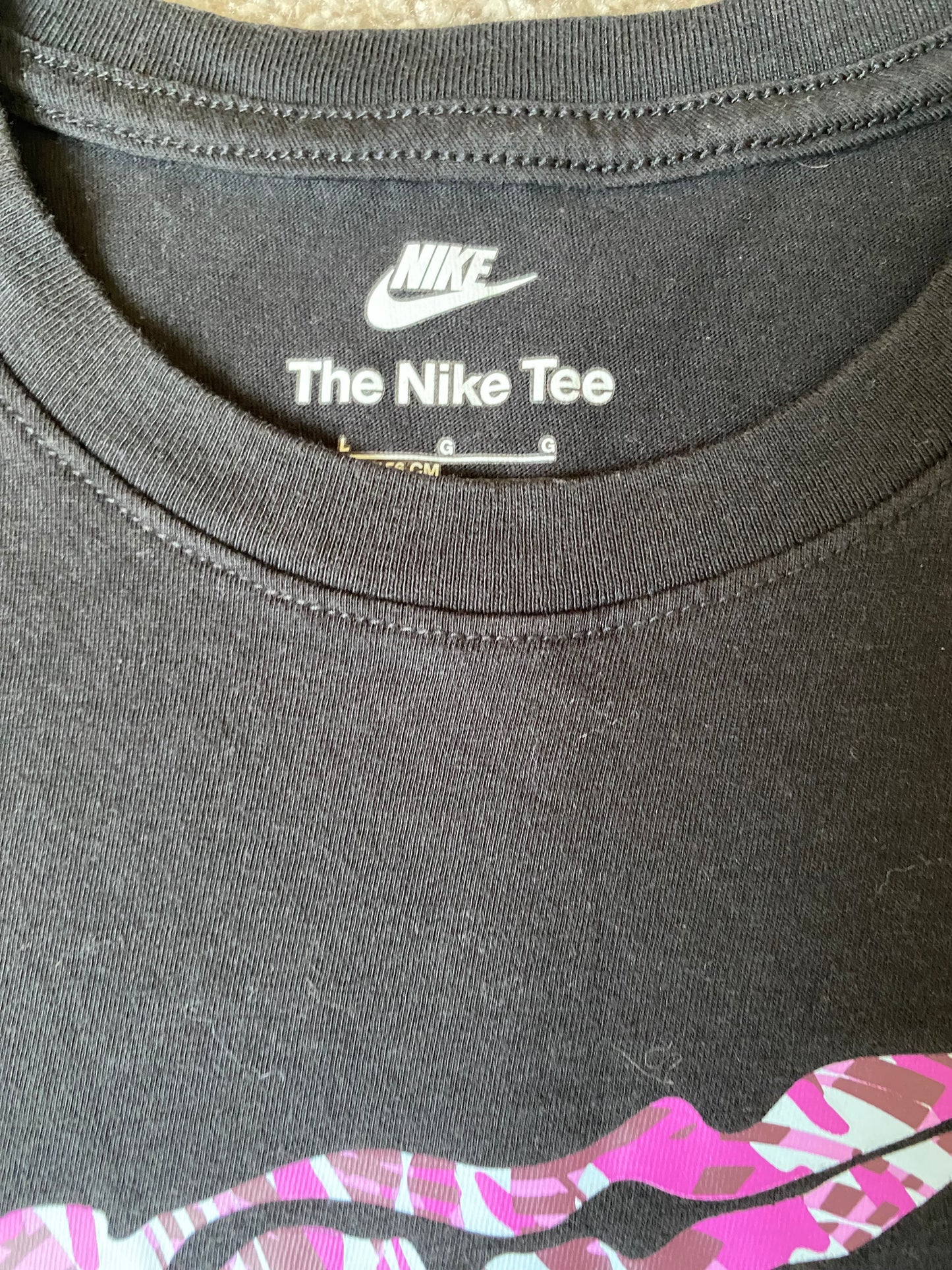 NIKE Girls Black T-shirt with Pink Tick Age 12-13