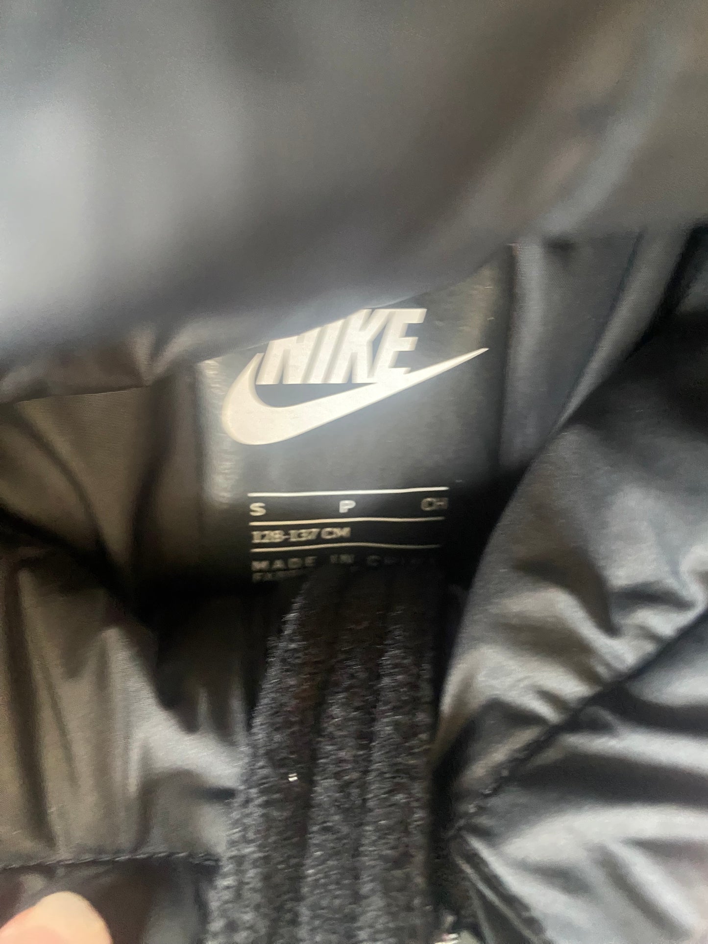 NIKE Girls Black Puffer Jacket with Pink Badge Age 8-10